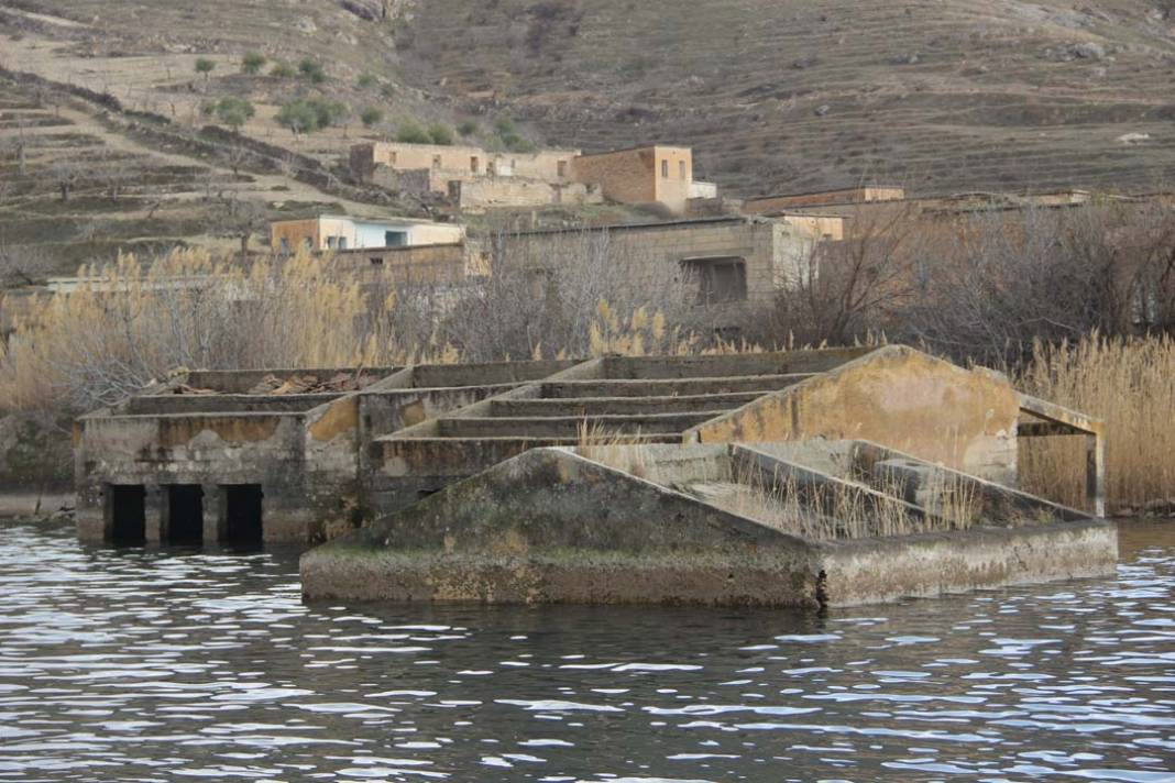 Halfeti’de 2 bin yıllık Çekem mahallesi yeniden su yüzüne çıktı 4